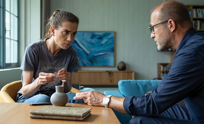 Врач-нарколог разговаривает с пациенткой